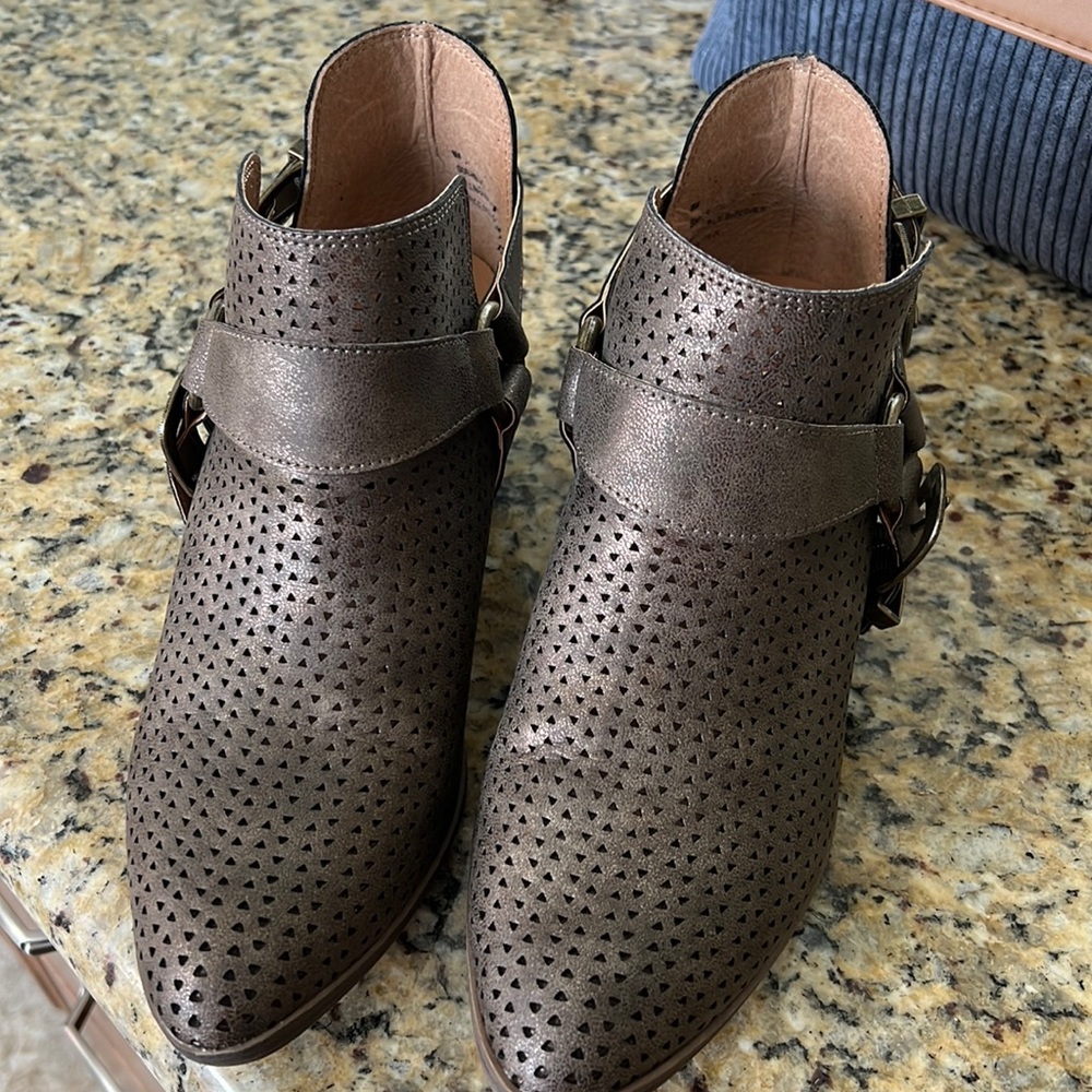 Cute booties size 8M